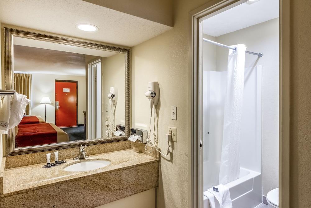Red Carpet Inn Norwalk Exterior foto