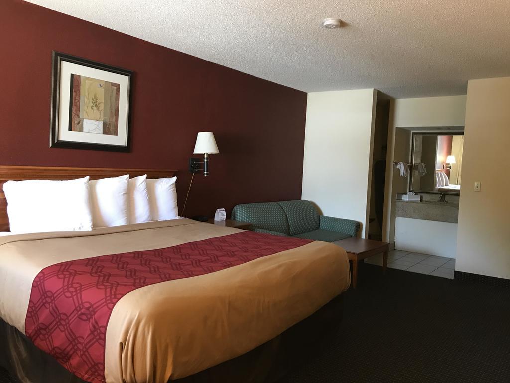 Red Carpet Inn Norwalk Exterior foto